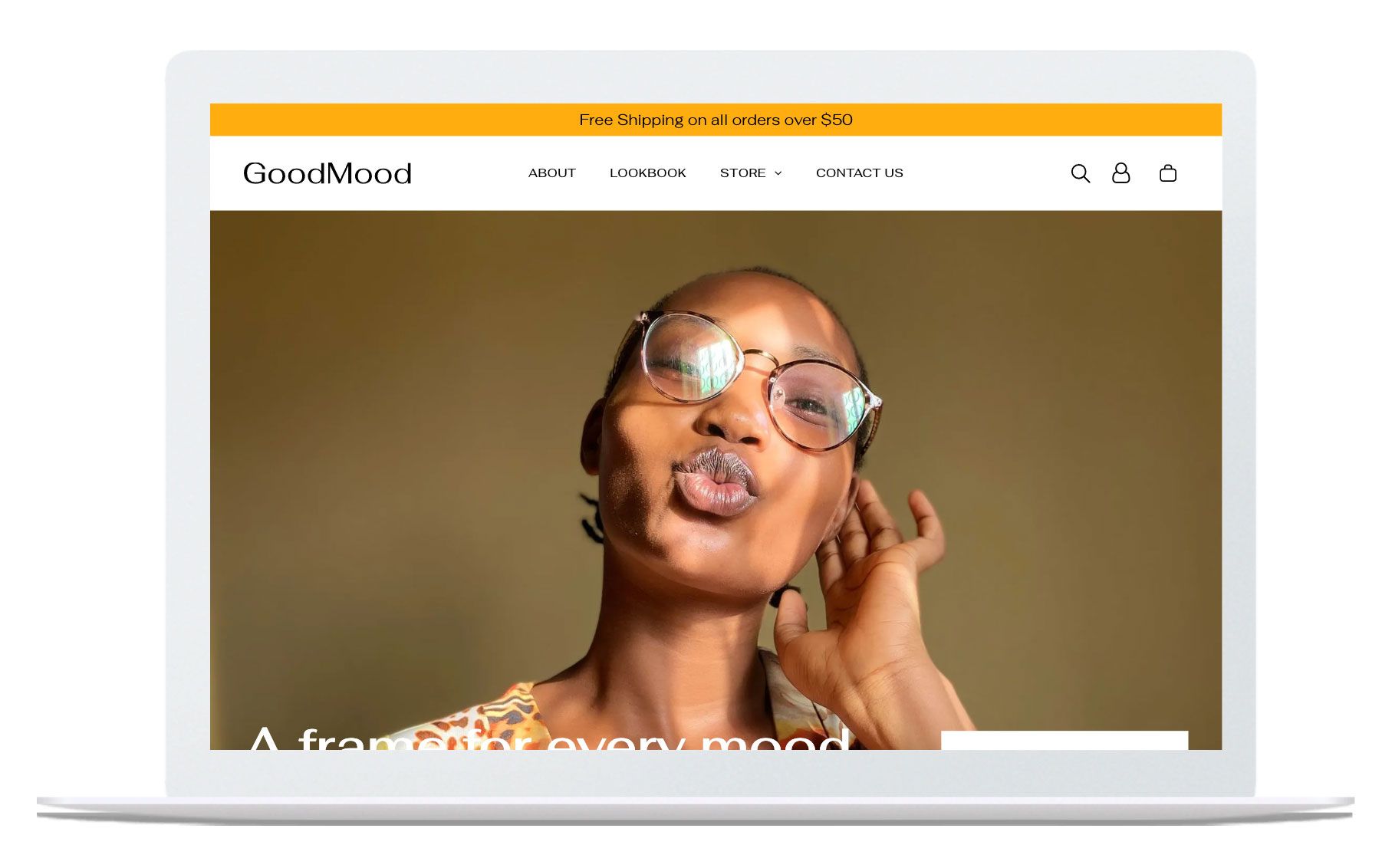 Un telefono con la foto di una donna che indossa gli occhiali e la scritta