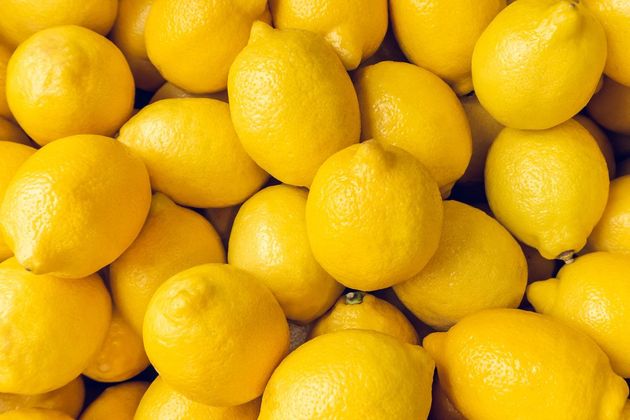 Una pila di limoni è accatastata l'una sull'altra.