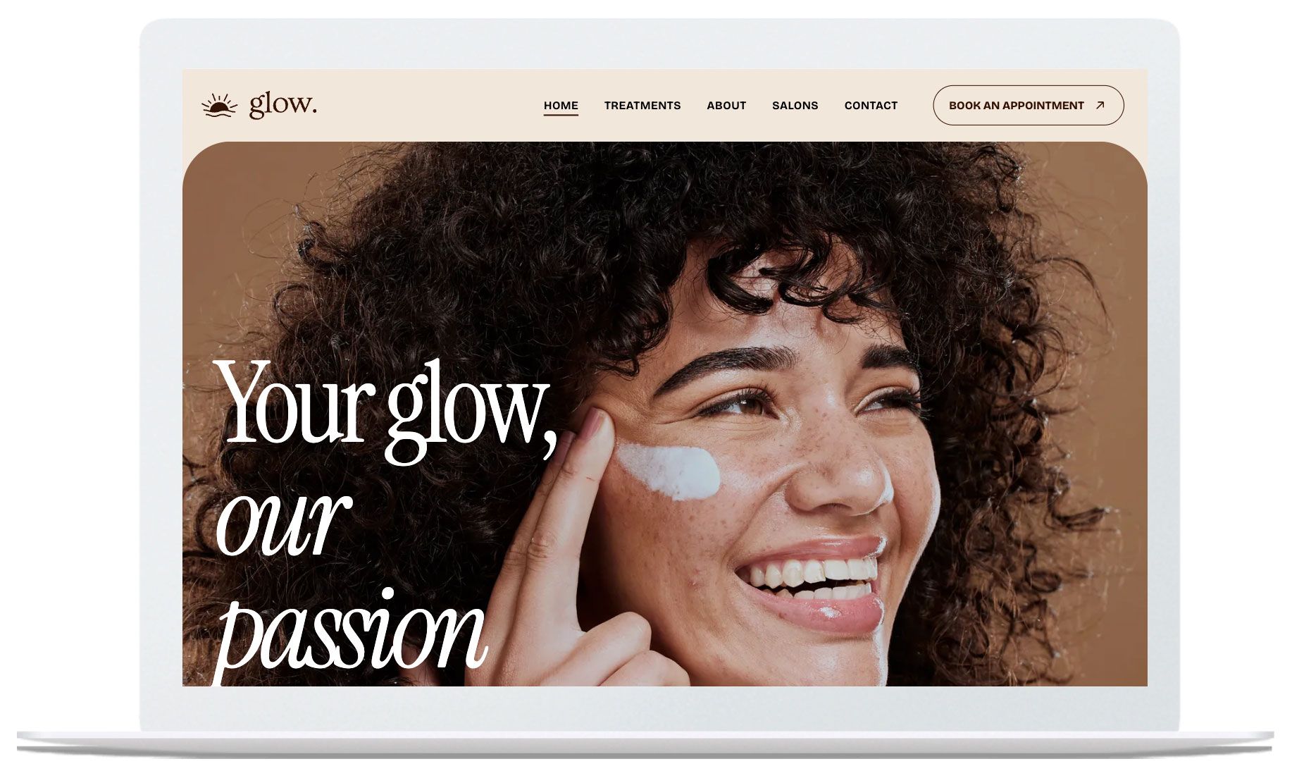 Un cellulare bianco con il volto di una donna sullo schermo.