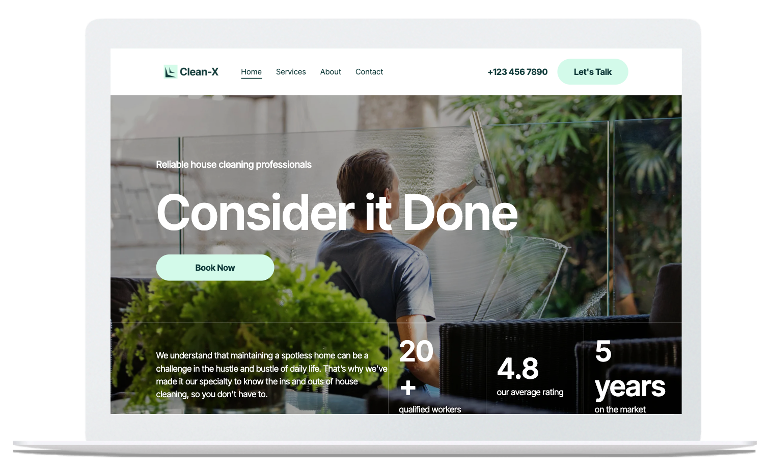 Sullo schermo di un telefono si vede un uomo che pulisce un muro.