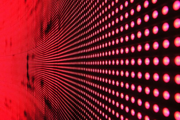 Un gruppo di luci rosse brilla su uno sfondo nero.