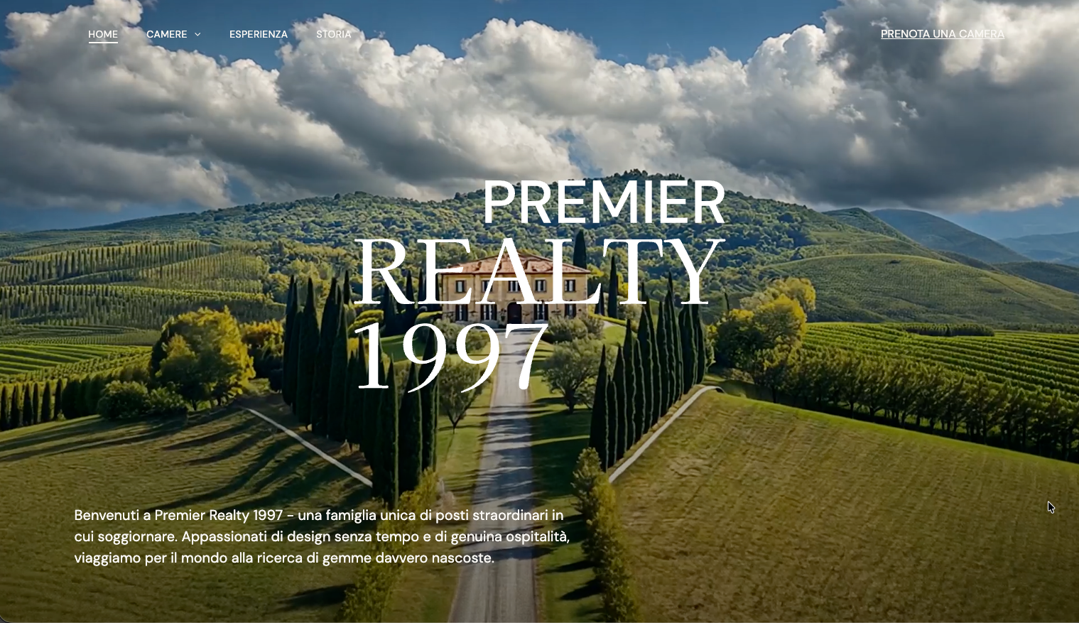 Il logo della Premier Realty su uno splendido paesaggio toscano con una villa e cipressi.