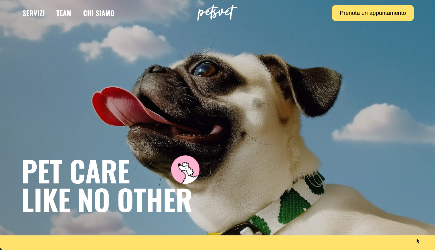 Carlino sorridente con la lingua fuori contro un cielo azzurro, con la scritta