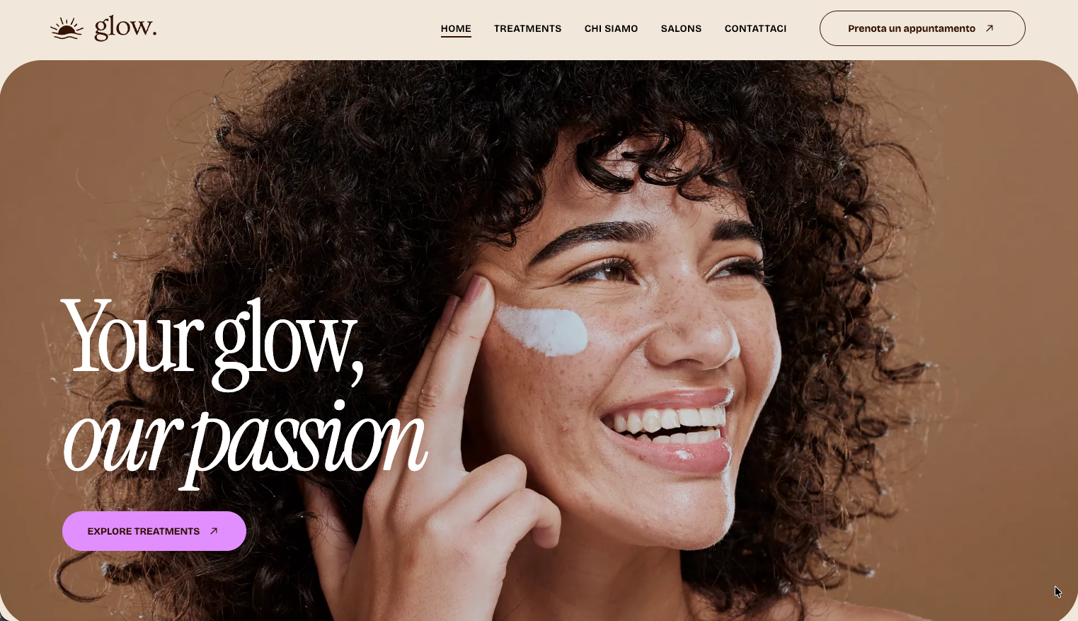 Donna con il prodotto sul viso, sorridente, testo bianco: