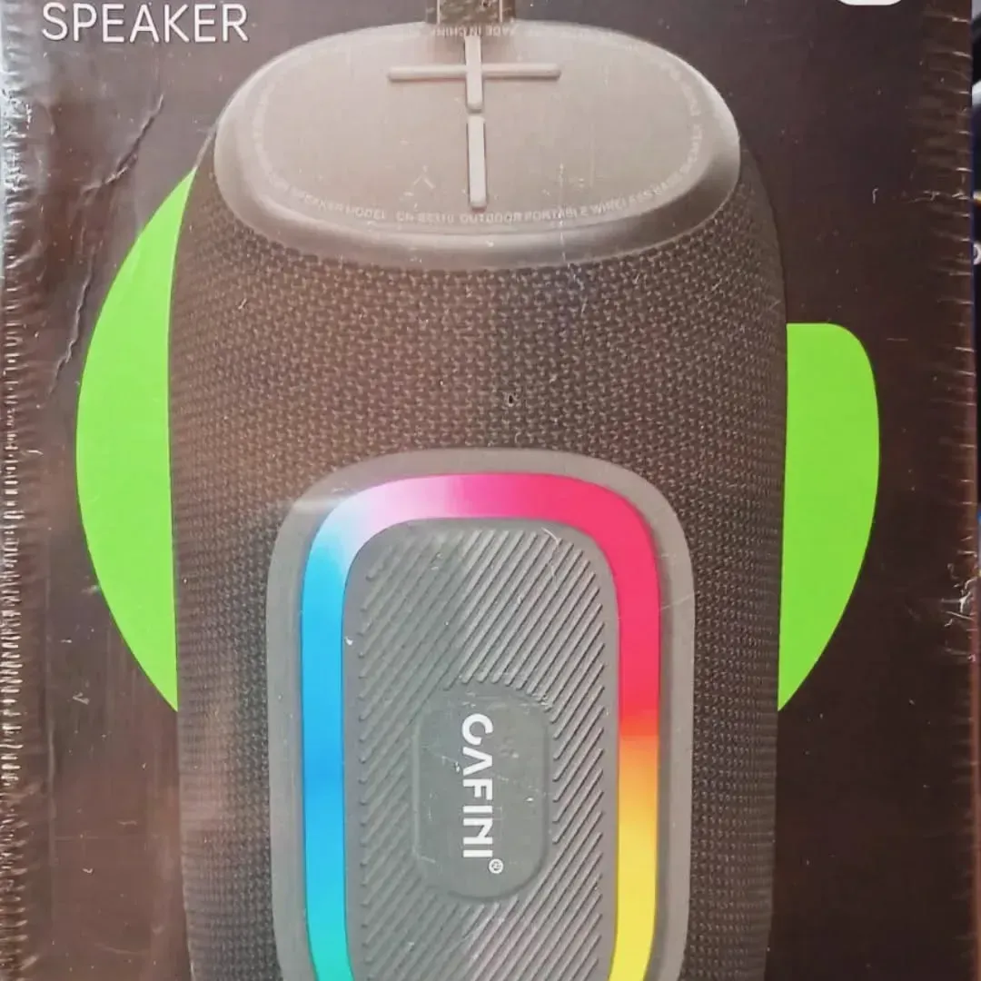 Altavoz CAFINI negro con luces LED de colores, botón en forma de cruz y detalles en verde.