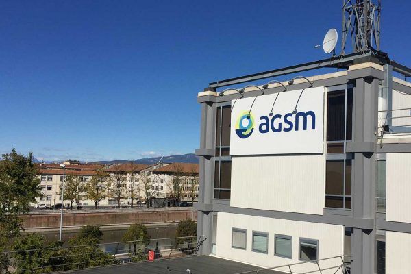 Un grande edificio con un cartello che dice agsm