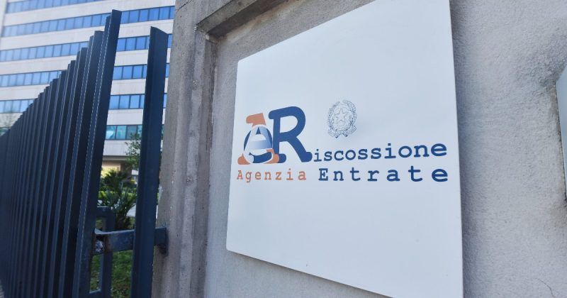 Un cartello su un muro con su scritto 'agenzia entrate'
