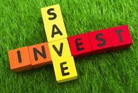 La parola investire è scritta su un cruciverba fatto di blocchi di legno.