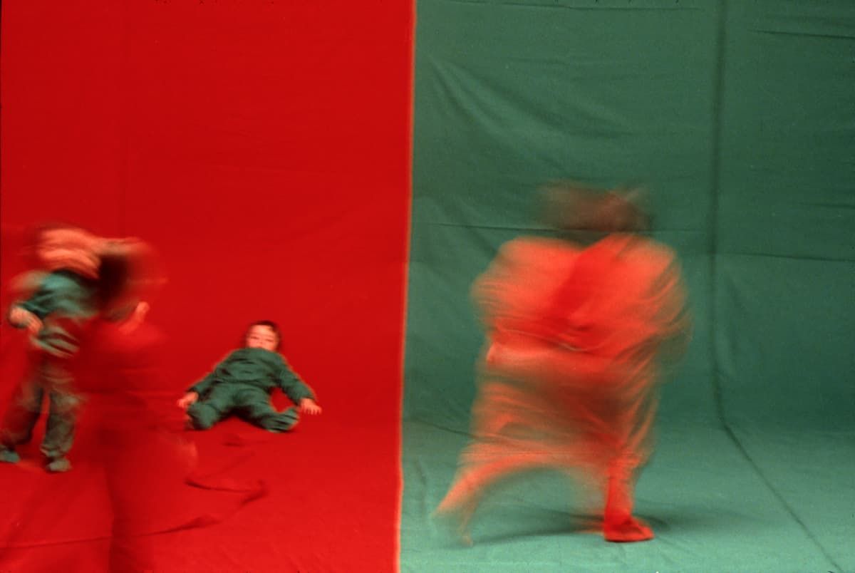 2 bambini stanno giocando su uno sfondo giallo e blu.