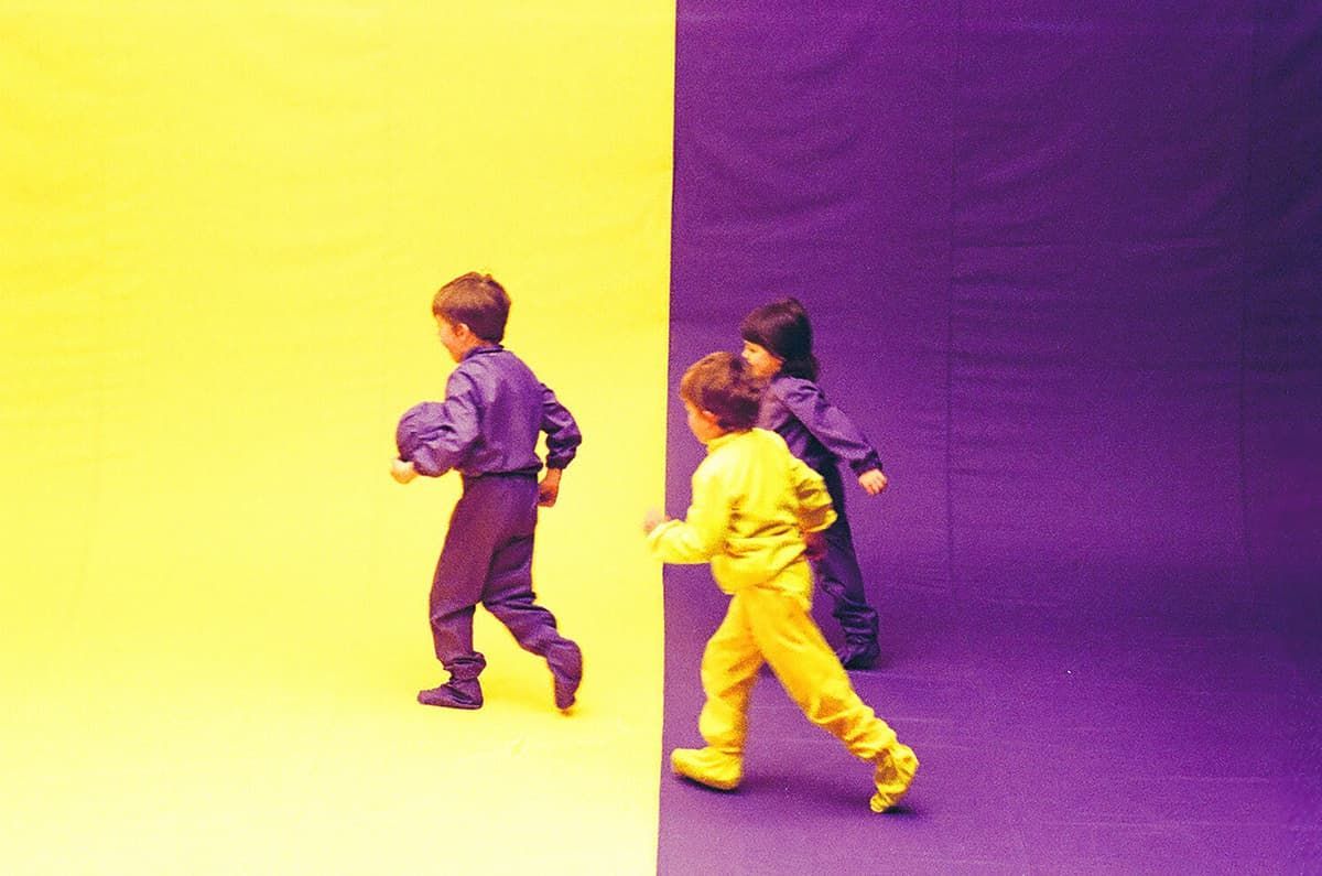 Un'immagine sfocata di una persona in piedi accanto a un muro rosso e a un muro verde