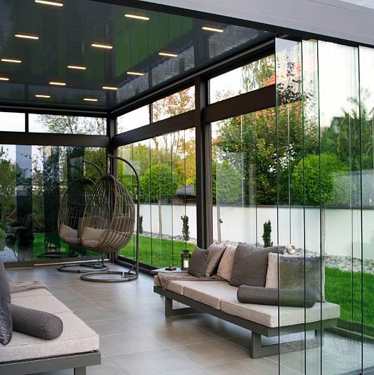 Udestueinspiration med rammeløse glasskydedøre