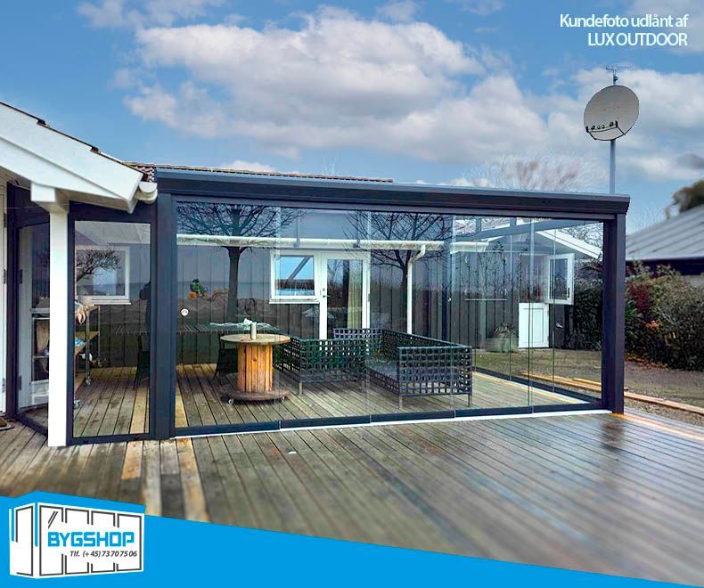 Topline overdækning. 8mm glastag. Set fra fronten. Kundefoto: Lux outdoor.