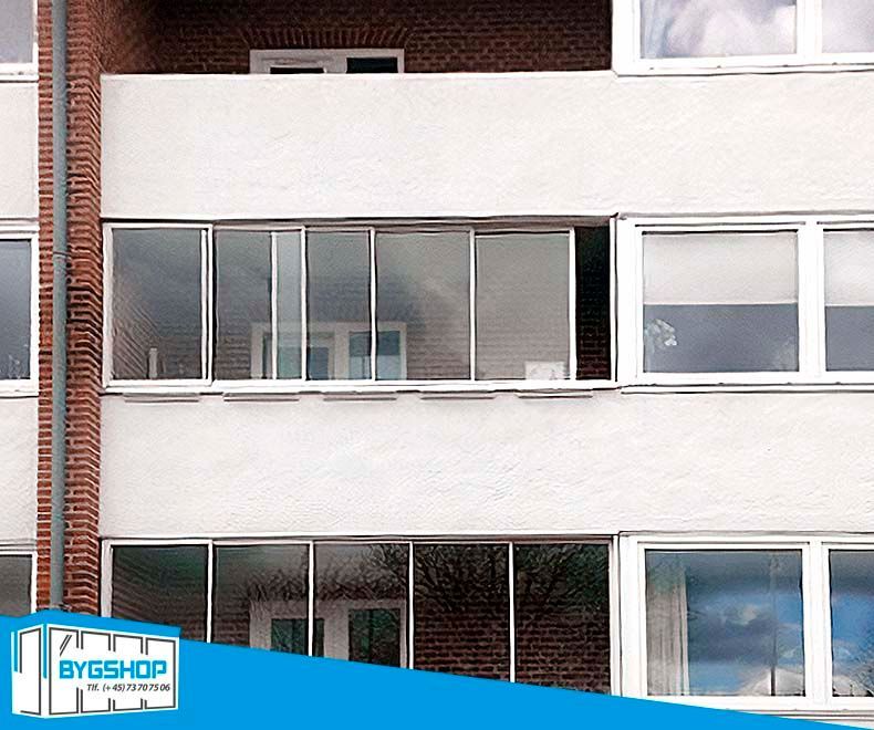 Altanlukning med skydeglas i glas og aluminium