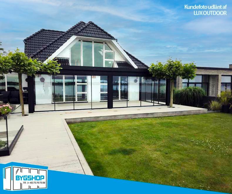 Udestue udført i glas og aluminium. Skydedøre på specialmål. Udestue set udefra.