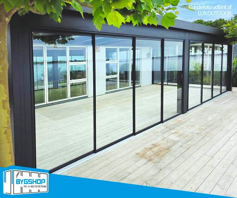 BS. 1-1 skydedøre i glas og aluminium. Skydedøre på mål. Udestue set udefra.