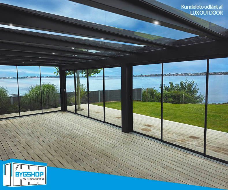 Udestue med 25mm profiler i glas og aluminium. Skydedøre på mål. Udestue set indefra.
