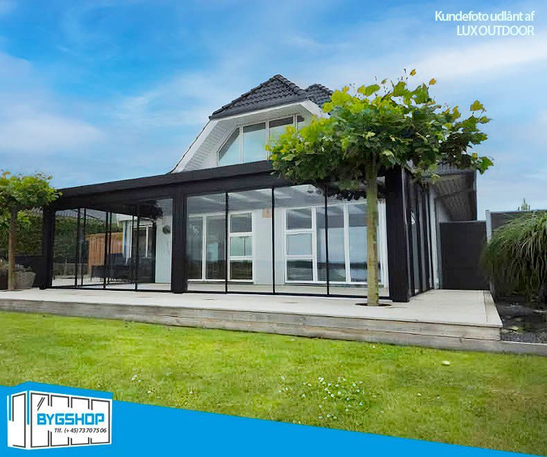 Udestue i glas og aluminium med skydedøre på mål. Udestue set udefra