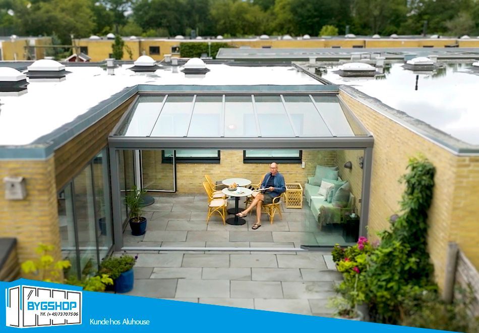 En verandaoverdækning med Ultraline overdækning og glasskydedøre monteret hos en privatkunde. Foto: Aluhouse