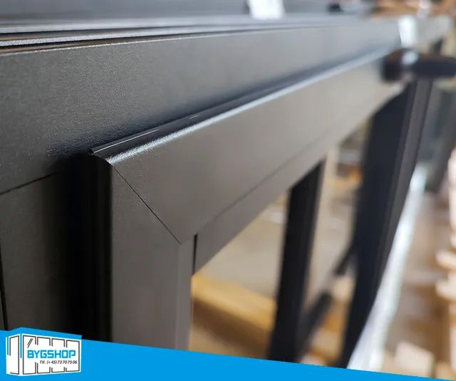 Detaljefoto af fastkarm med drejekip vindue i aluminium og glas 