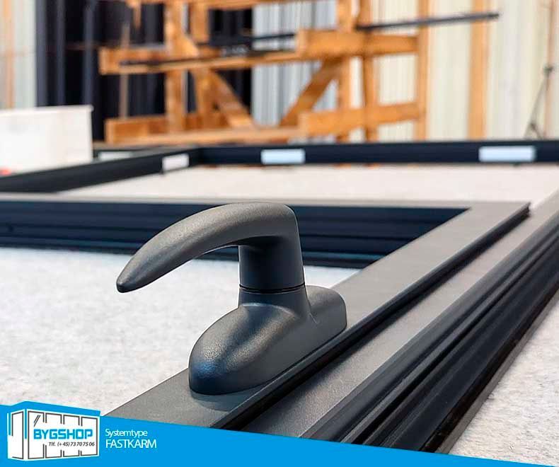 Drejekipvindue håndtag, nærbillede fra produktionen.