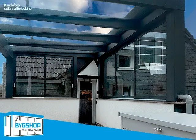 Antracit grå skydevinduer monteret i en udestue