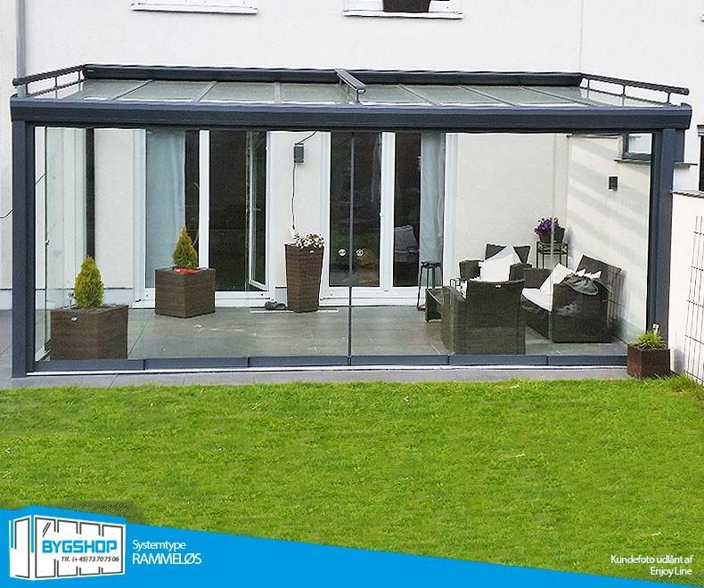 Uisoleret udestue med rammeløse skydedøre. Monteret af Enjoyline i Holland.