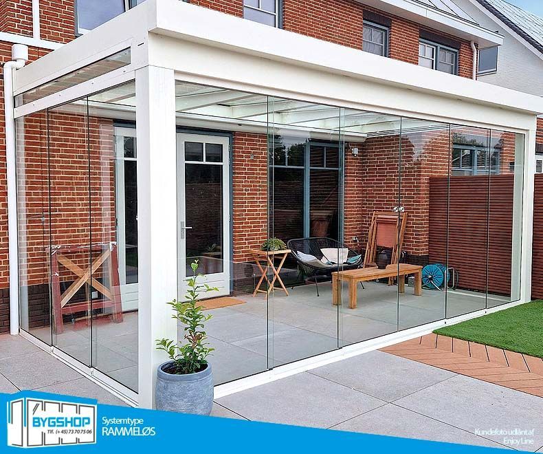 Uisoleret udestue med rammeløse skydedøre. Monteret af Enjoyline i Holland.