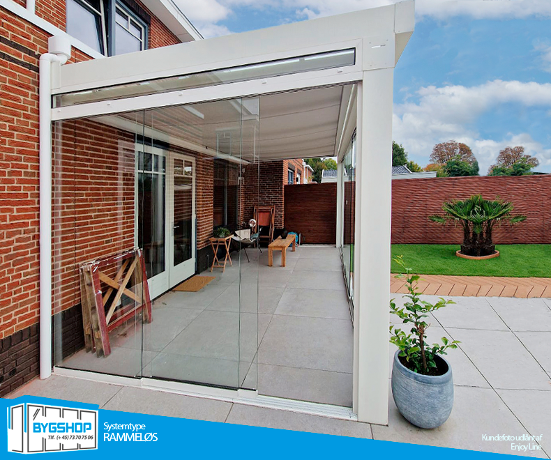 Hvid uisoleret udestue med rammeløse skydedøre, Her monteret af Enjoyline i Holland.