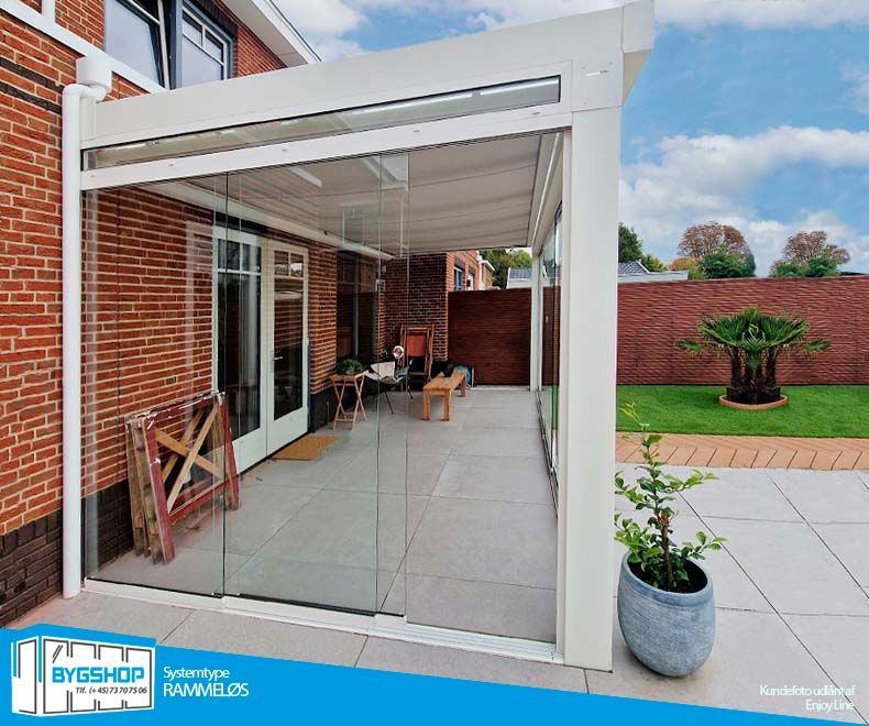 Udestue i glas og aluminium. Bygshop skydedøre uden rammer.
