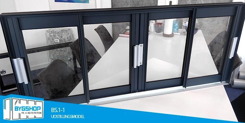 En Bygshop aluminium og glasskydedør BS. 1-1 demomodel i RAL 9016 Grå