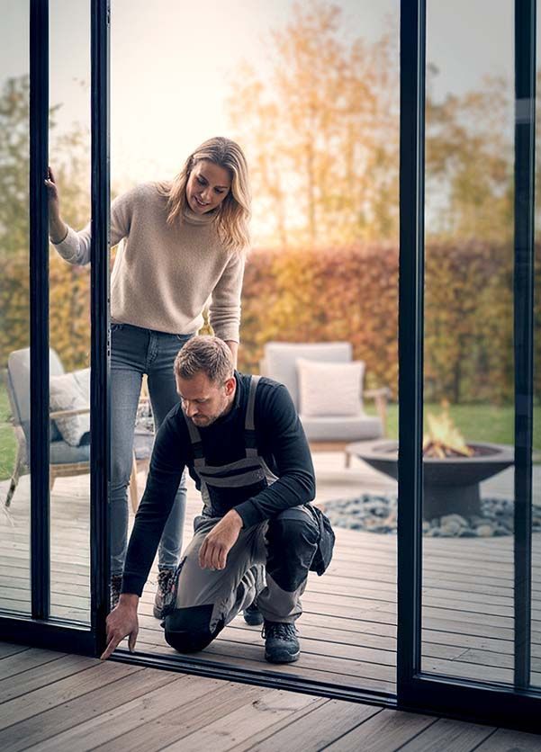 BS indrammede glasskydedøre. (AI-genereret eksempel på case).