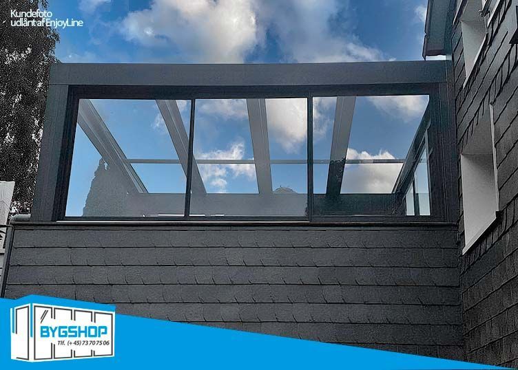 Skydevinduer på mål i glas og aluminium med pulverlakering i antracitgrå.