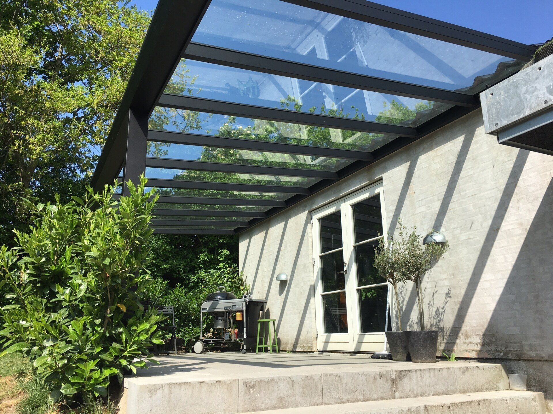 Topline foto, overdækning i aluminium, farven RAL 7016 antracit grå struktur.