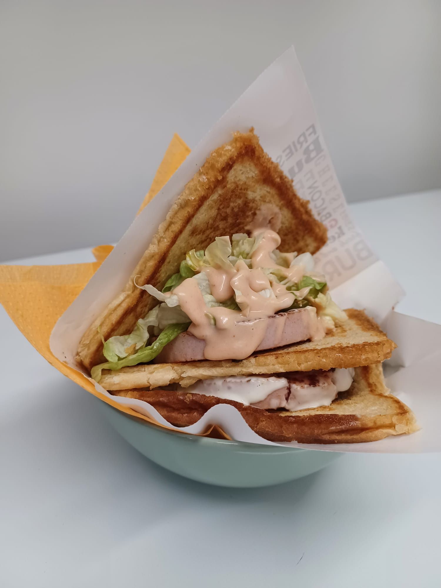 Vohvelivoileipä kinkun ja salaatin kanssa kulhossa