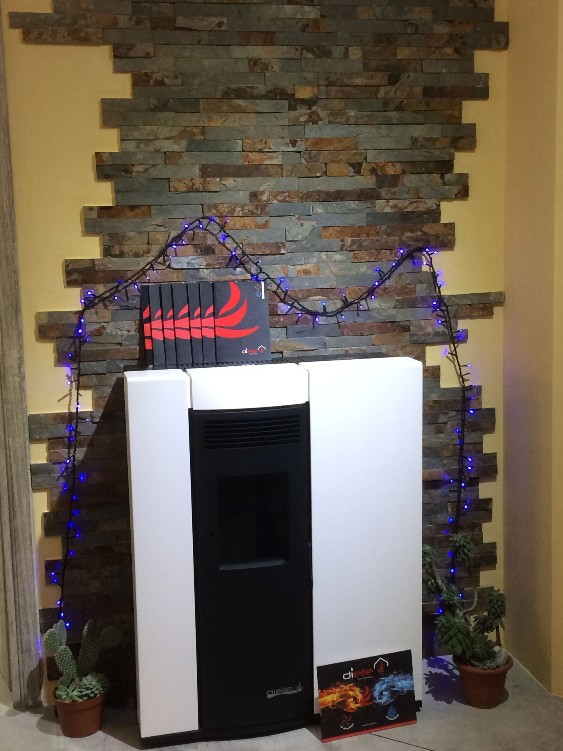 Una stufa bianca è posizionata davanti a un muro di mattoni.