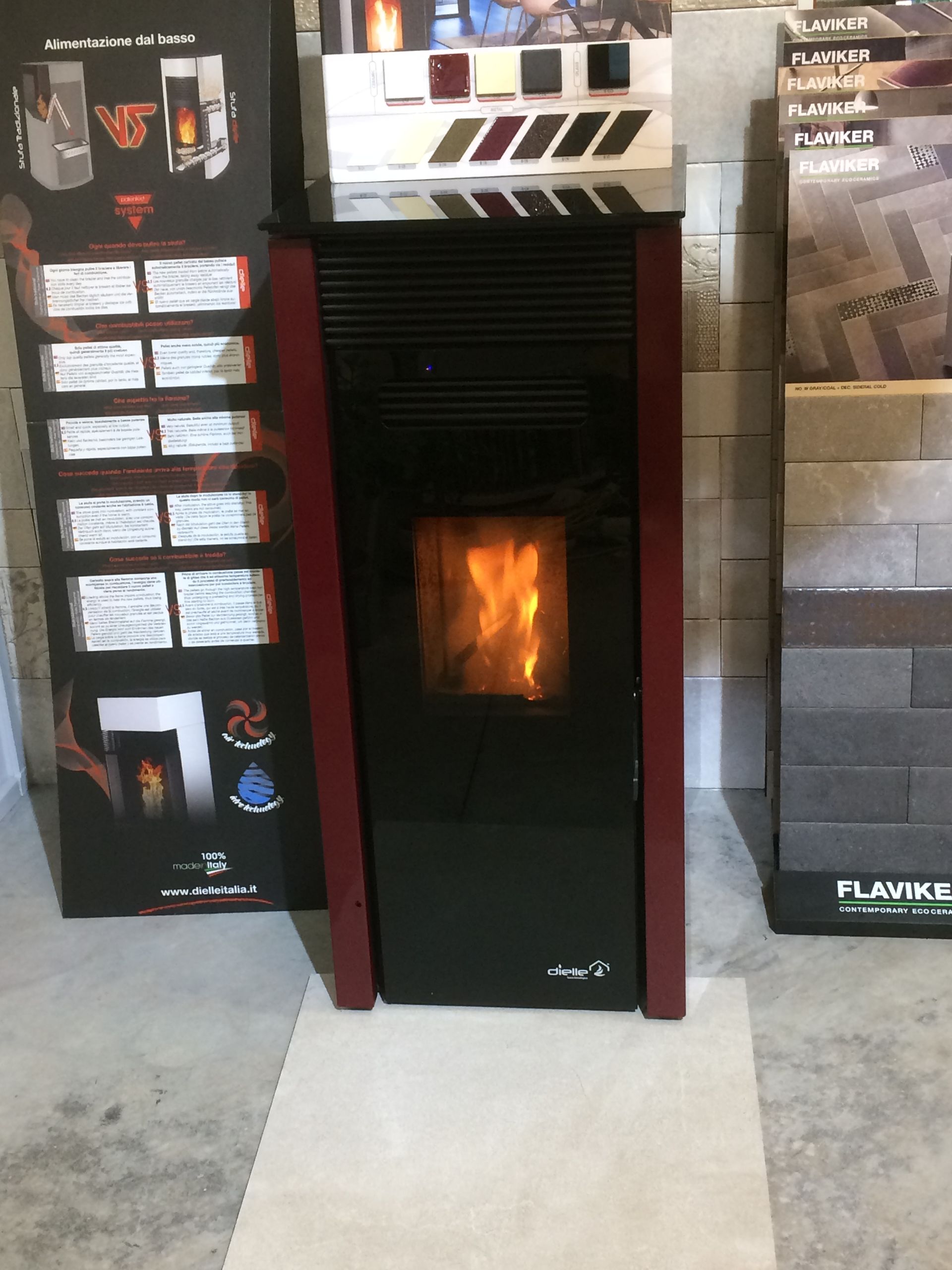 Una stufa nera e rossa da cui esce il fuoco