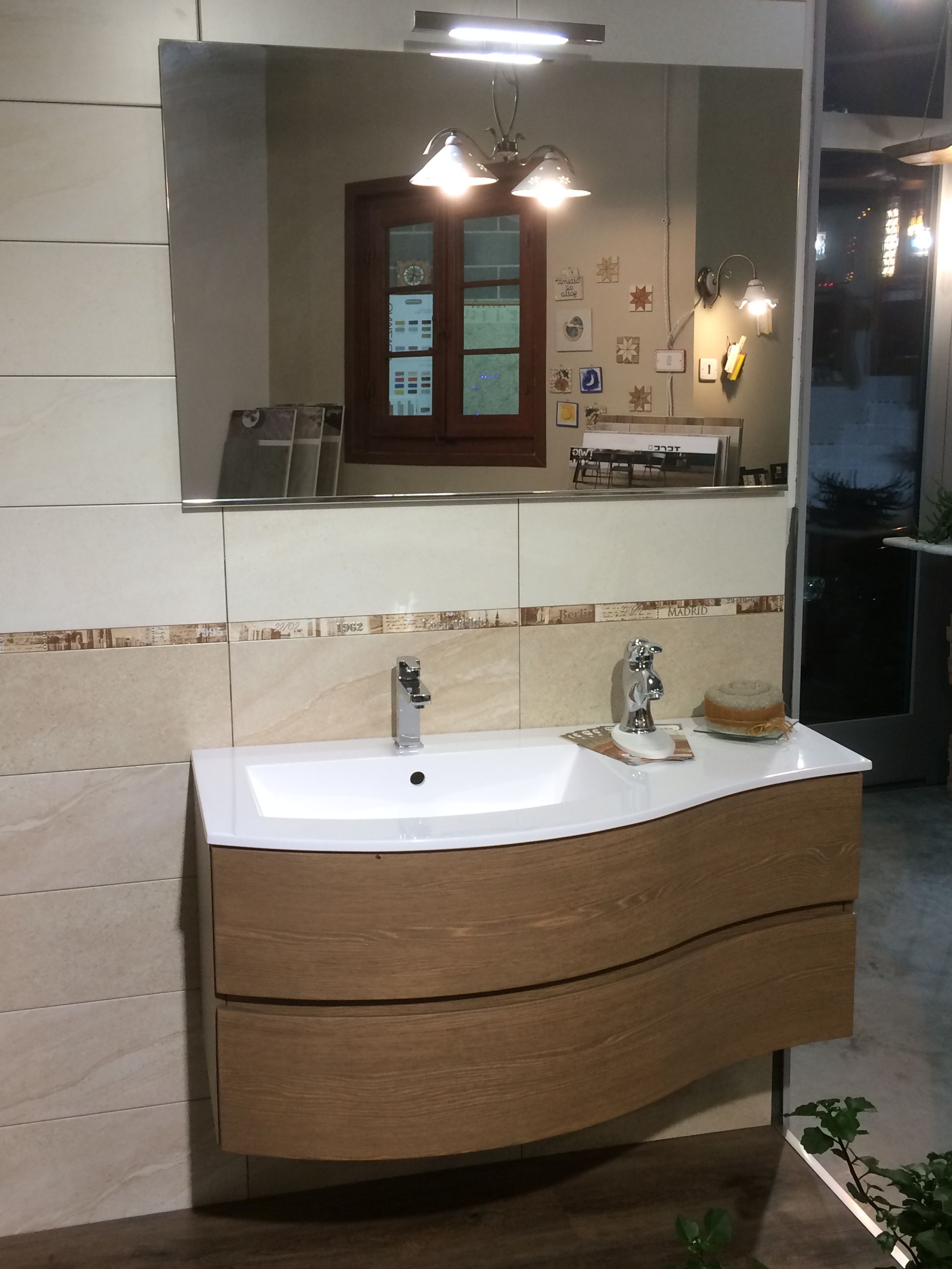 Un bagno con un lavandino e un grande specchio