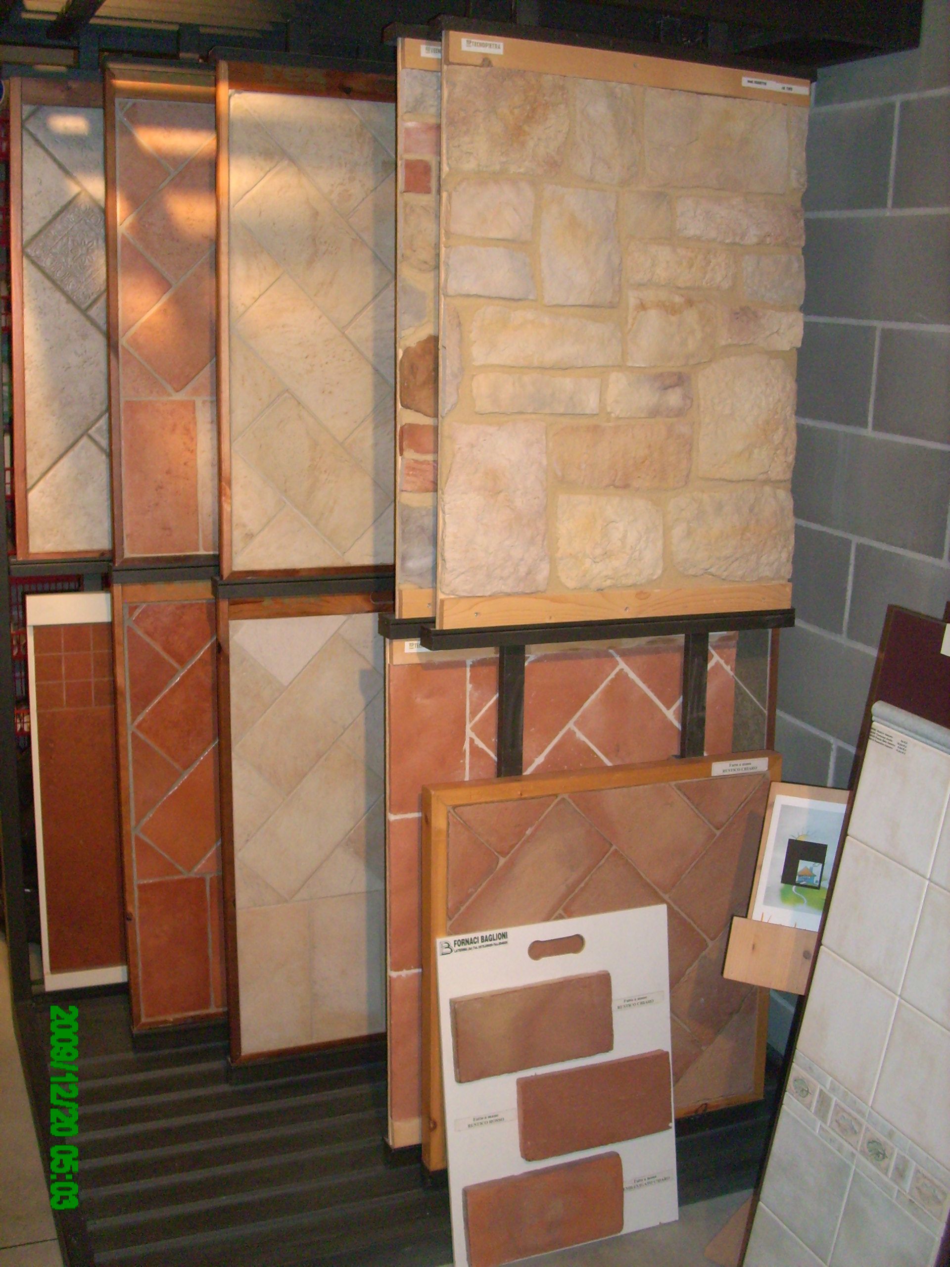 Un mucchio di tessere sono impilate una sopra l'altra