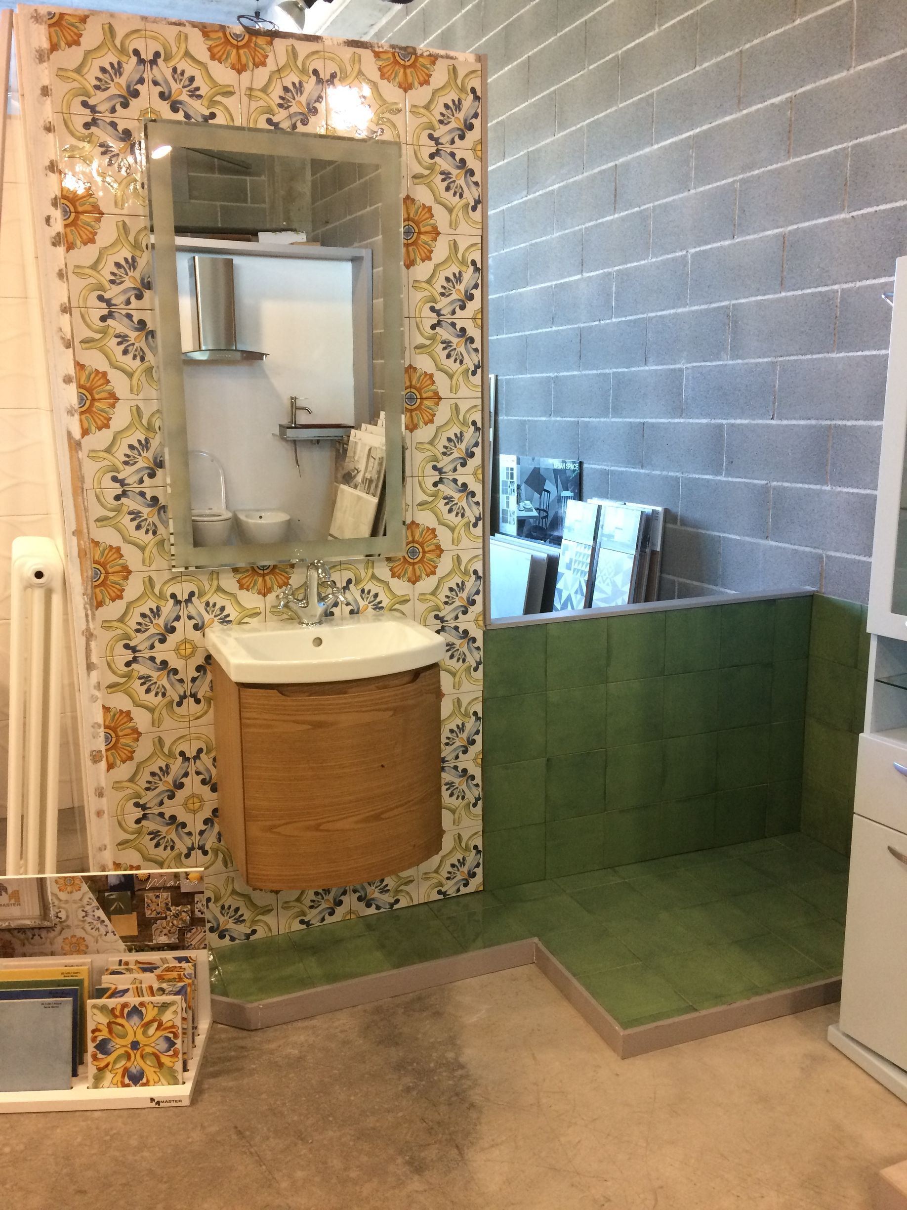 Un bagno con un lavandino e uno specchio sul muro