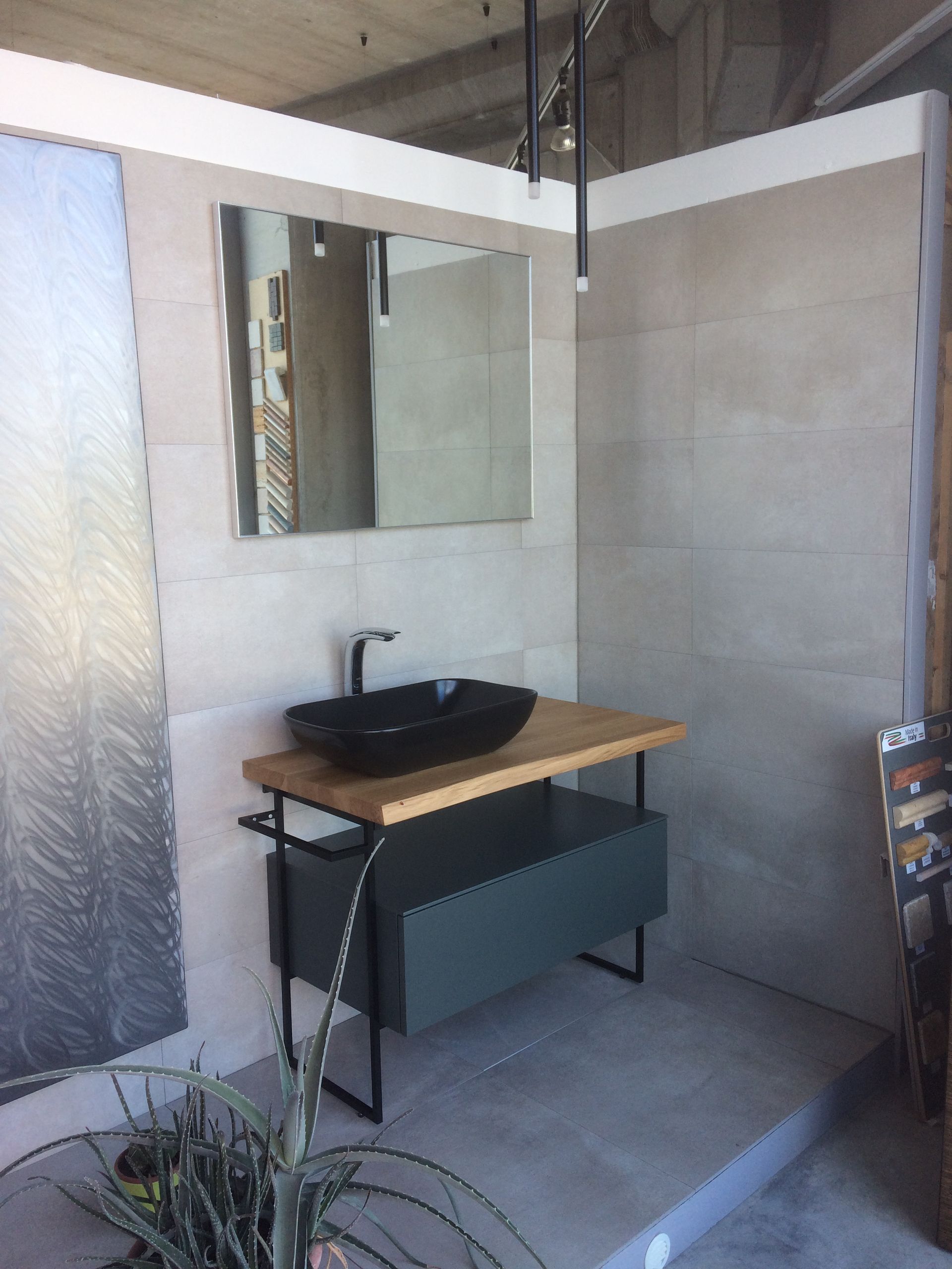 Un bagno con un lavandino e uno specchio sul muro