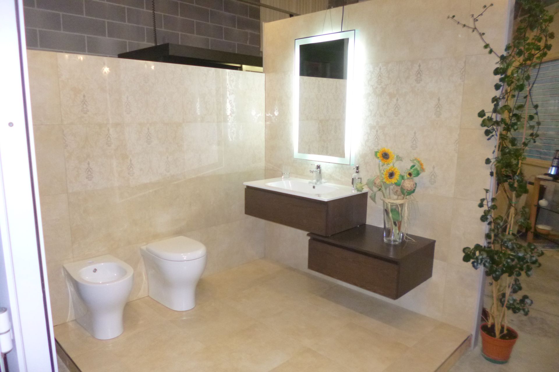 Un bagno con due wc e un lavandino