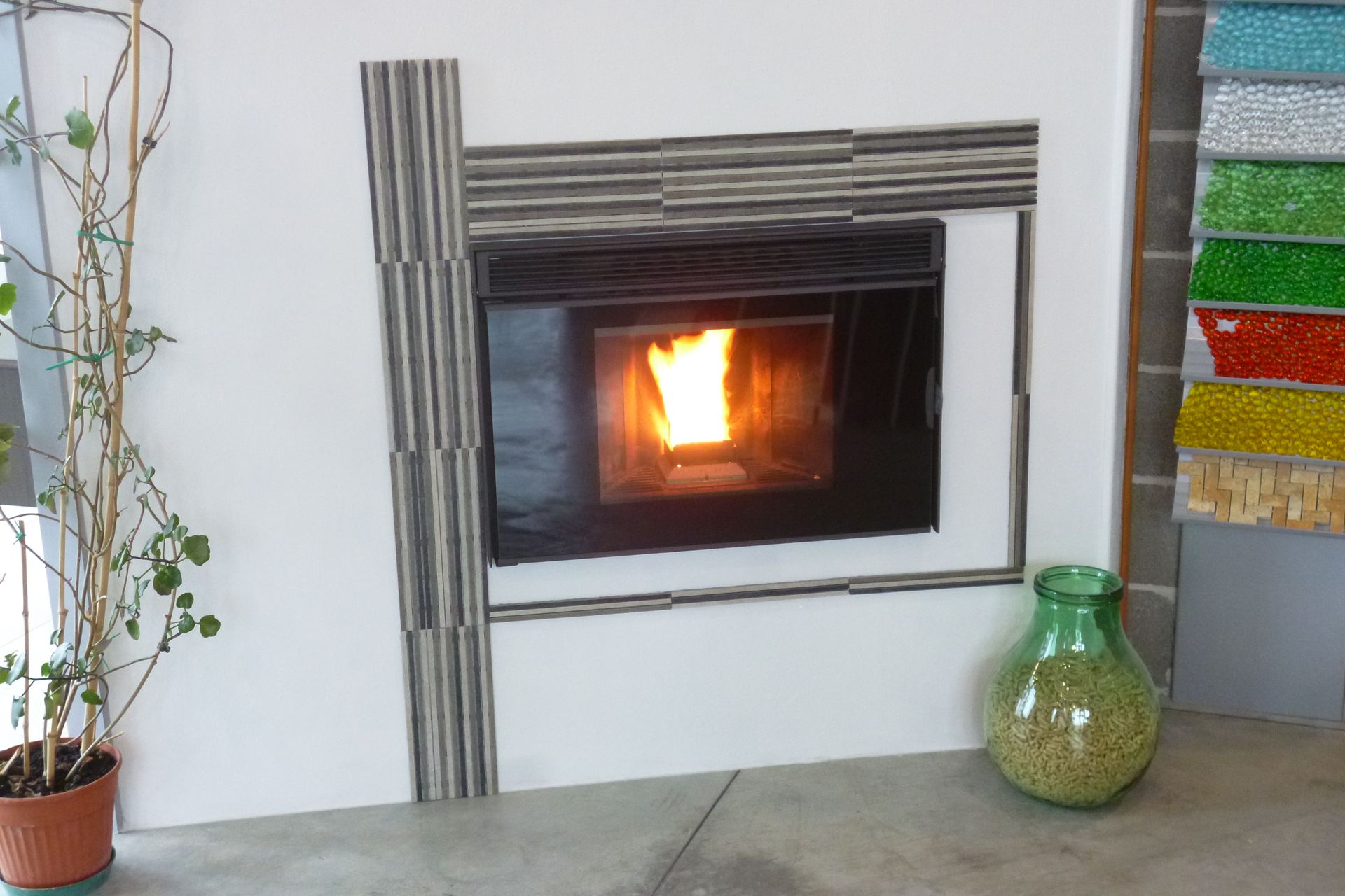 Un camino con una pianta e un vaso davanti