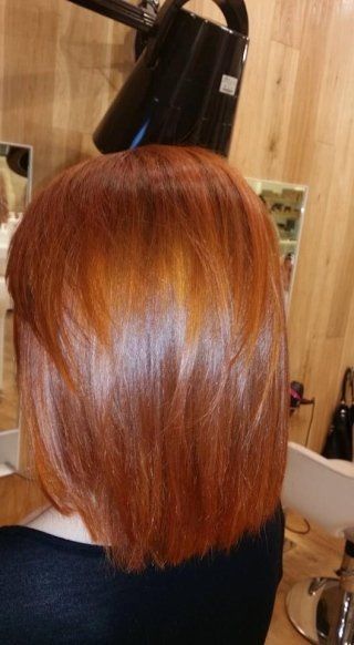 Acconciatura liscia su capelli rossi