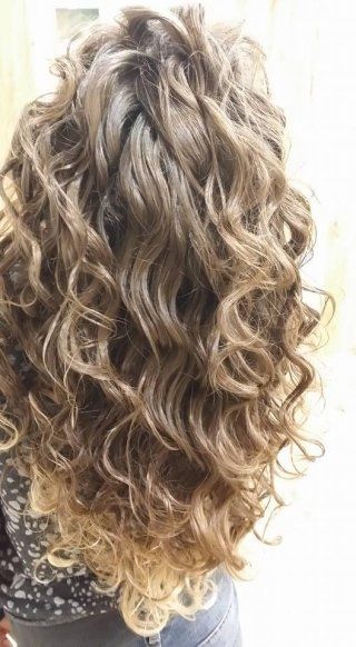Capelli biondi con boccoli