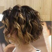 Taglio bob con boccoli e sfumature di colore