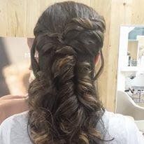 Acconciatura elegante da cerimonia