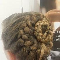 Acconciatura elegante da cerimonia