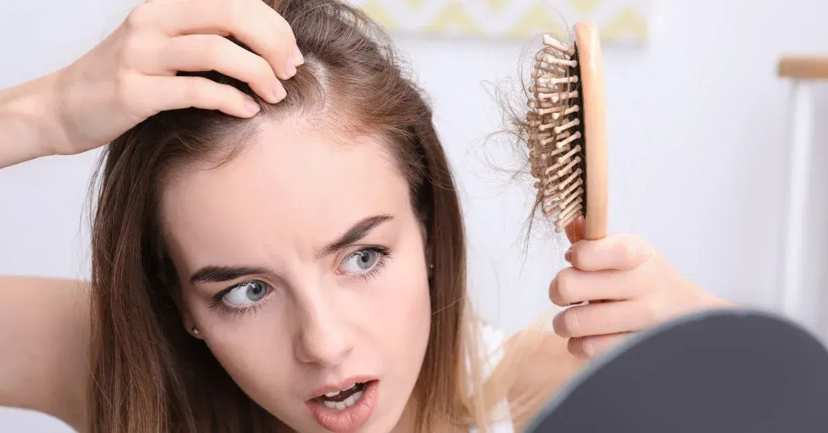 Caduta dei capelli e diradamento visibile sulla testa