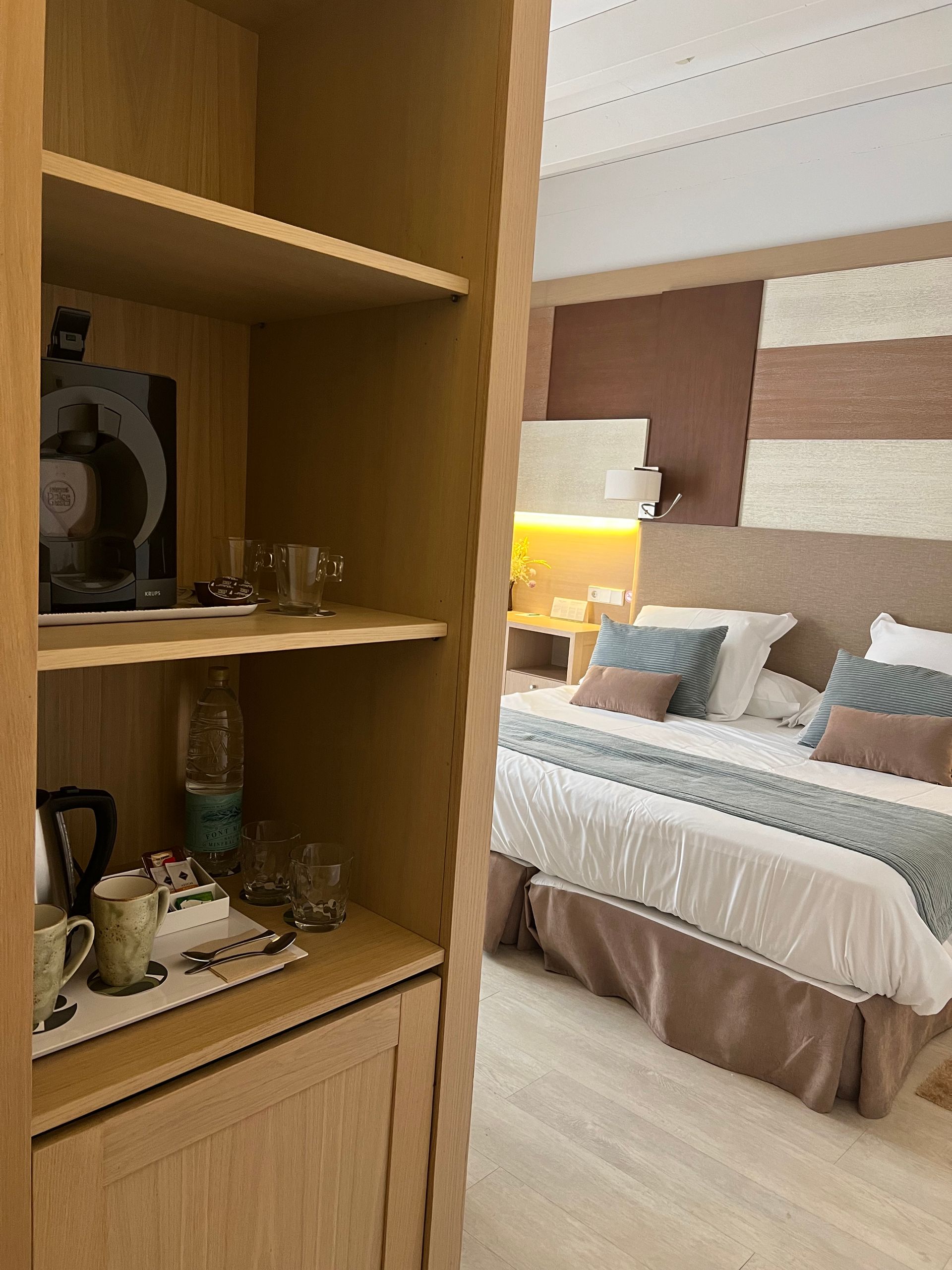 habitación superior cafetera Dolce Gusto, tes y nespresso