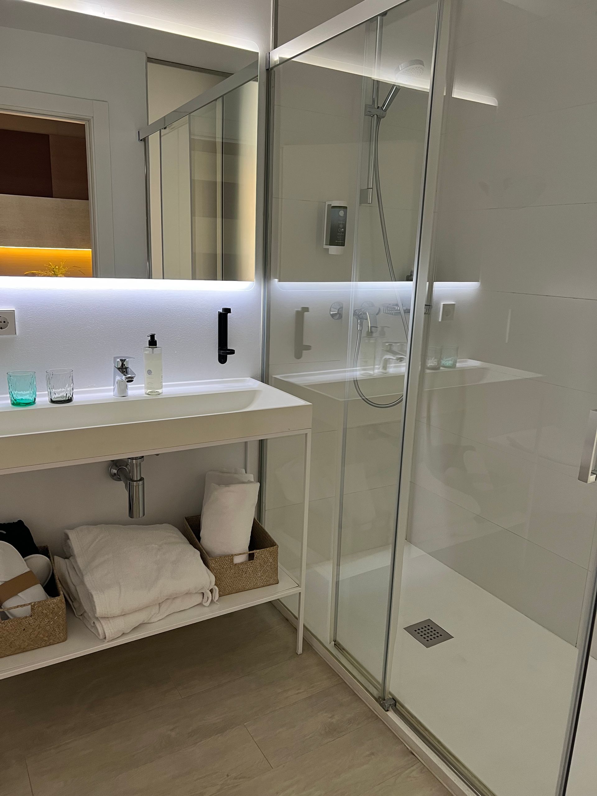 baño habitación superior ducha secador de pelo